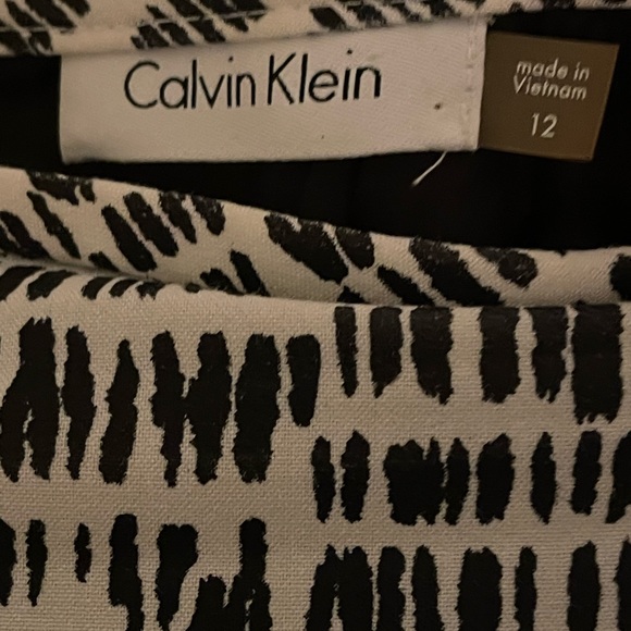 Calvin Klein Black and white abstract print skirt. Great condition. Size 12. - Picture 3 of 4